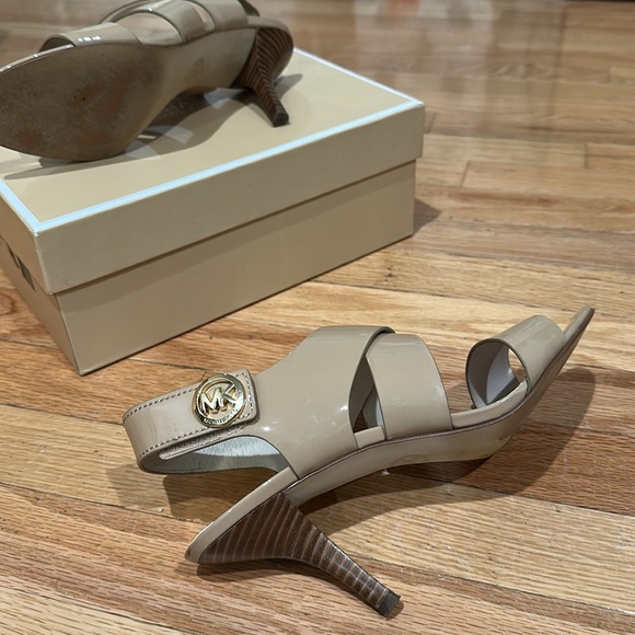 Michael Kors Joselle Open Toe Womens Patent Leather Strappy
sandal
Size 9M - Picture 7 of 8